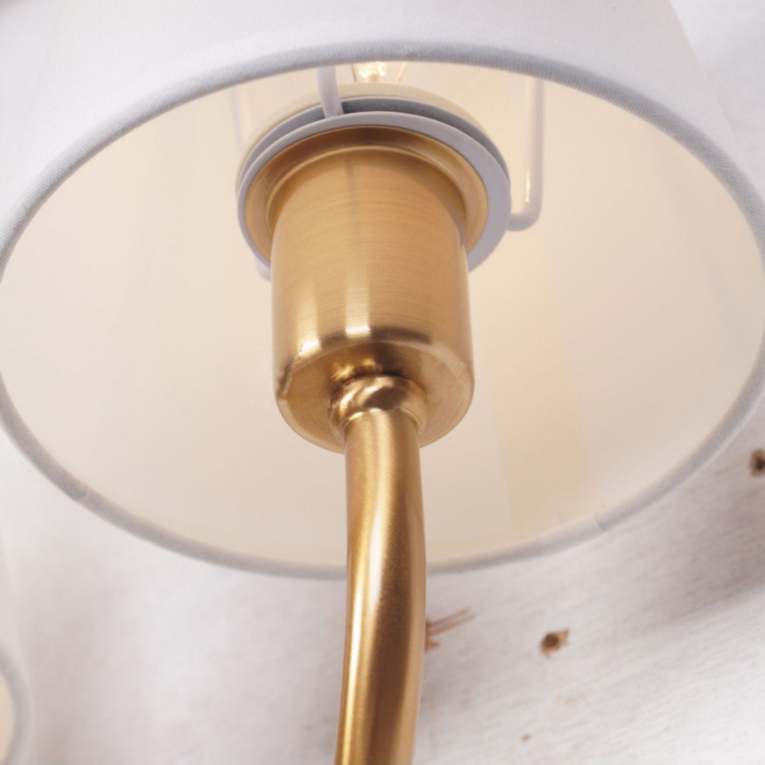 Hotel-inspirierte, goldbeschichtete Doppelkopf-Wandleuchte für das Schlafzimmer