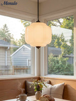 Bild in Gallery-Viewer laden, American Vintage Cremeglas-Schirm geformt Eloise Kronleuchter