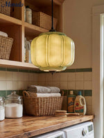 Bild in Gallery-Viewer laden, American Vintage Cremeglas-Schirm geformt Eloise Kronleuchter