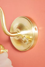 Cargar imagen en el visor de la Galería, Aplique de pared para tocador de metal y vidrio Capigia: lámpara de baño moderna con estilo elegante
