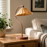 Lampe de table avec abat-jour en rotin tressé à la main et structure métallique courbée