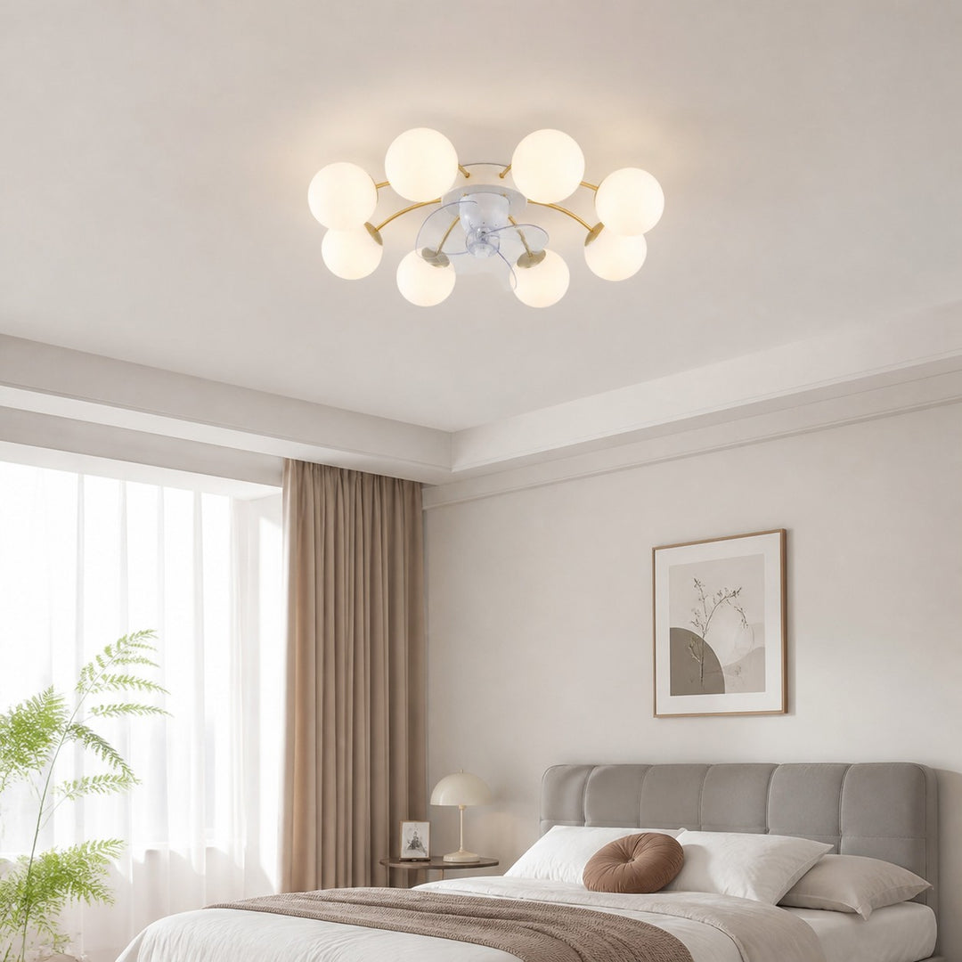 Moderner weiß-goldener Deckenventilator mit Beleuchtung und Glaskugeln