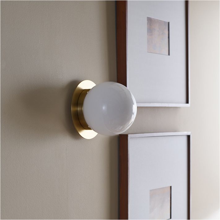 Aplique de pared Rivolence: lámpara de latón antiguo con cristal lechoso