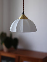 Bild in der Galerieansicht laden, Opalglas Pendelleuchte - Vintage Milchglas &amp; geripptes Design für elegante Räume
