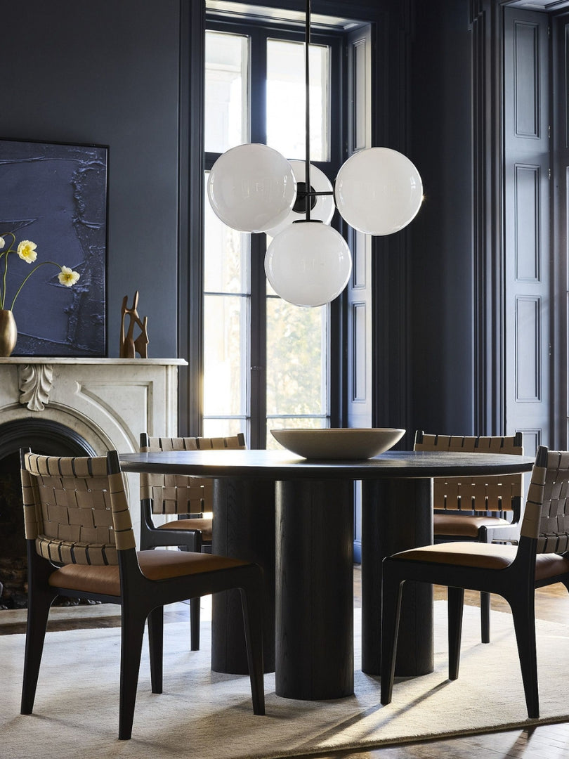 Lámpara de araña Ulvara con diseño lineal de globo de vidrio: elegancia contemporánea