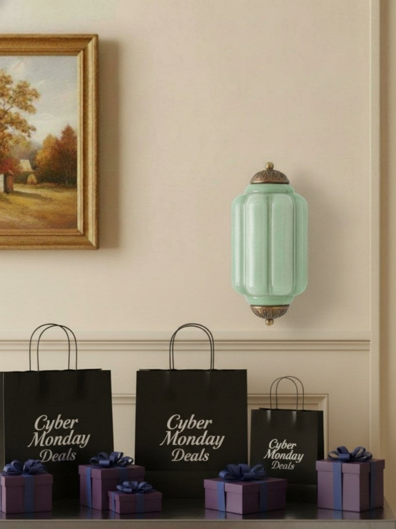 Aplique de pared Eloise vintage de vidrio lechoso festoneado: iluminación de acento moderna para baño y dormitorio