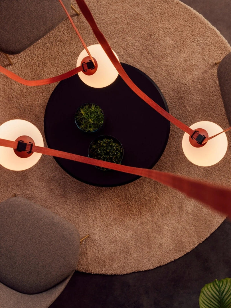 Suspension modulaire au design sculptural en forme de ceinture