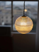 Bild in der Galerieansicht laden, Globus Rippenglas Pendelleuchte – Vintage Globus Deckenleuchte mit schlankem modernem Aussehen
