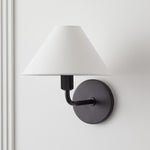 Cargar imagen en el visor de la Galería, Aplique de pared Diora: moderna lámpara de latón con elegante pantalla
