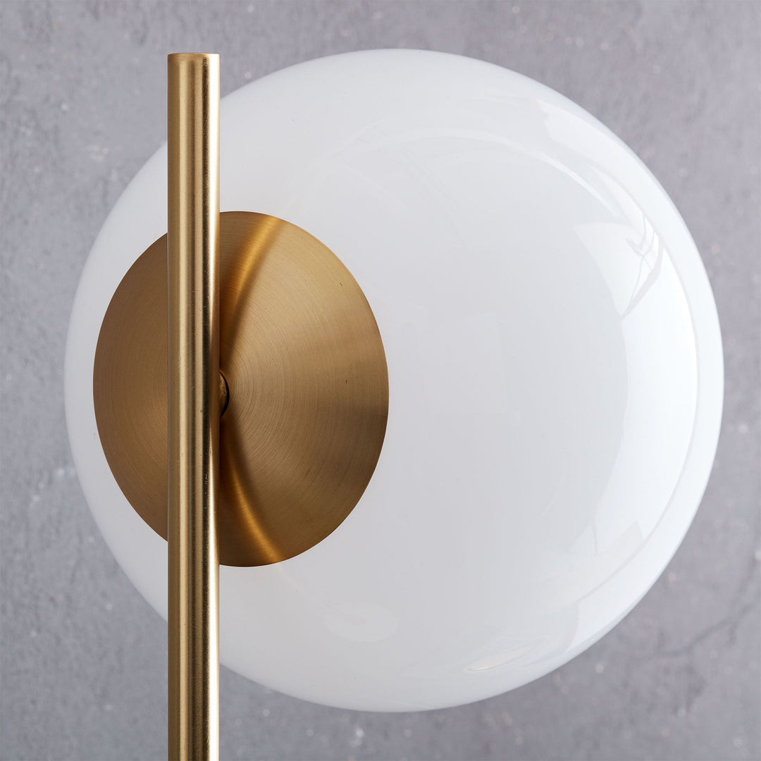 Lámpara de mesa Alessora Sphere: moderna lámpara de escritorio de metal y mármol