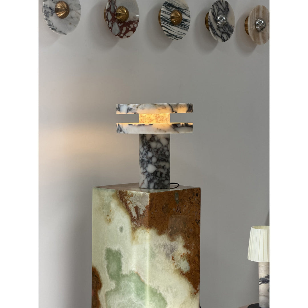 Moderne skulpturale Tischlampe mit zylindrischem Sockeldesign für Schlafzimmer-Nachttisch und Wohnzimmer
