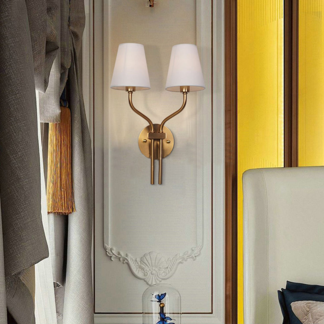 Hotel-inspirierte, goldbeschichtete Doppelkopf-Wandleuchte für das Schlafzimmer