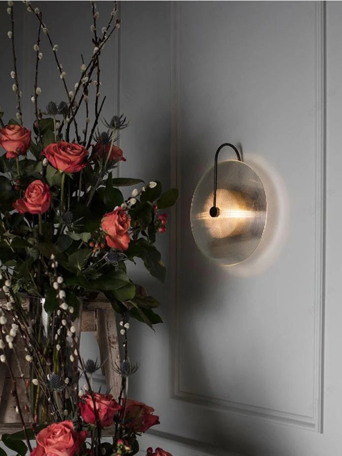 Moderne Glas-Wandleuchte – Gerippte Glasleuchte mit Scheiben-Wandhalterung