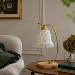 Charger l'image dans la visionneuse de galerie, Lamp on a round side table with classic room decor