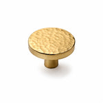 Bild in Gallery-Viewer laden, Natural Brass hammered flat round knob