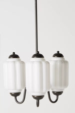 Bild in der Galerieansicht laden, Eloise Kronleuchter – Milchglas-Kronleuchter in einem Vintage-Stil-Finish
