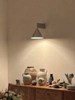 Bild in Gallery-Viewer laden, Metorq Geometrische Metall-Wandleuchte - Modernes Design für Schlafzimmer-Nachttischlampe
