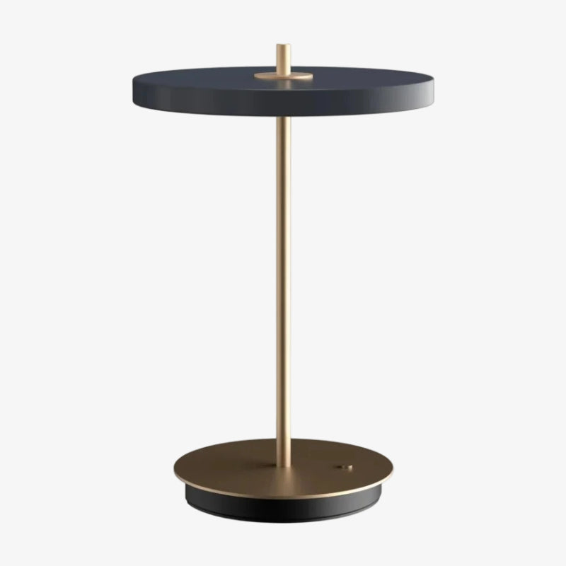 Lampe de table en métal minimaliste moderne sculpturale Astris pour salon et bureau