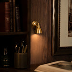Charger l'image dans la visionneuse de galerie, Brass wall lamp installed in a warm interior