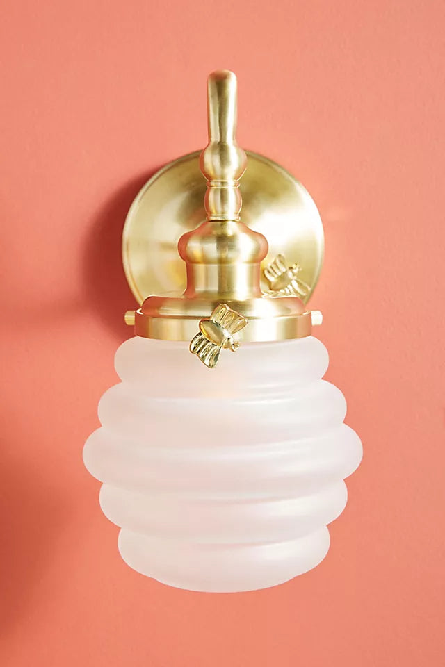 Aplique de pared para tocador de metal y vidrio Capigia: lámpara de baño moderna con estilo elegante