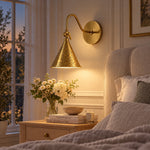 Cargar imagen en el visor de la Galería, Bed wall, brass-finish cone, lights on
