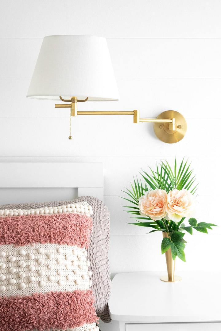 Aplique de pared estilo escuela Ornato Luxe de latón - Lámpara de pared Art Déco con pantalla de vidrio blanco