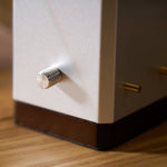 Charger l'image dans la visionneuse de galerie, Lampe de table géométrique moderne en métal – Abat-jour en parchemin pour éclairage de table de nuit