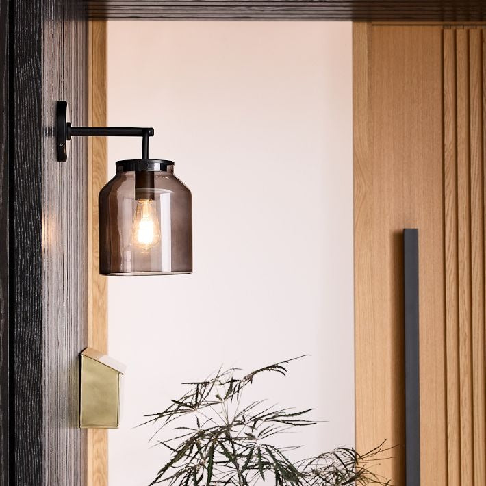 Aplique de pared minimalista para exterior Hanton: aplique industrial de metal mate para espacios modernos