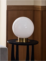 Cargar imagen en el visor de la Galería, Lámpara de mesa moderna Rivolence - Acabado en latón - Pantalla de cristal blanco - Estilo retro
