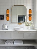Cargar imagen en el visor de la Galería, Aplique de pared horizontal Eloise de cristal vintage americano con forma de farol

