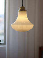 Bild in der Galerieansicht laden, Opalglas Pendelleuchte - Vintage Milchglas &amp; geripptes Design für elegante Räume
