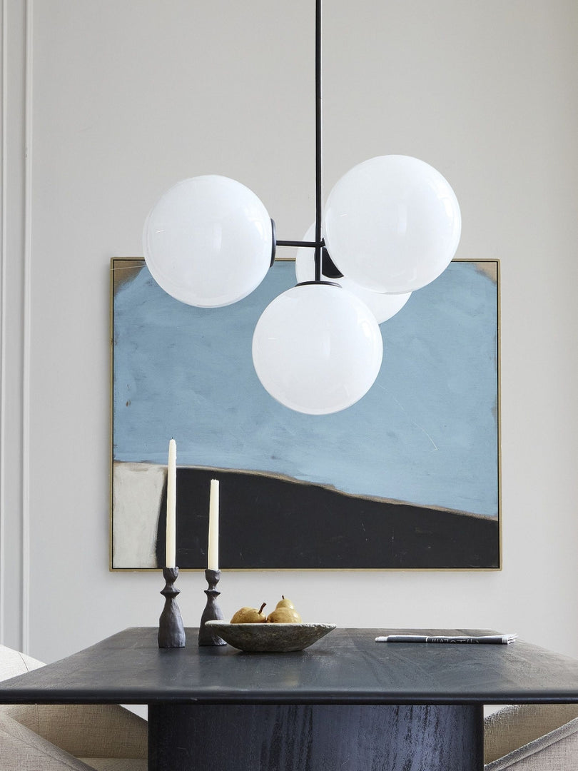 Lámpara de araña Ulvara con diseño lineal de globo de vidrio: elegancia contemporánea