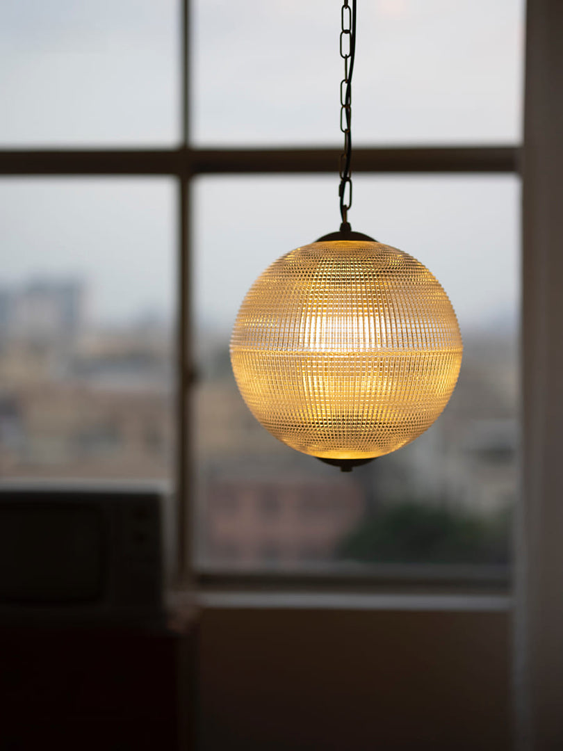 Globus Rippenglas Pendelleuchte – Vintage Globus Deckenleuchte mit schlankem modernem Aussehen