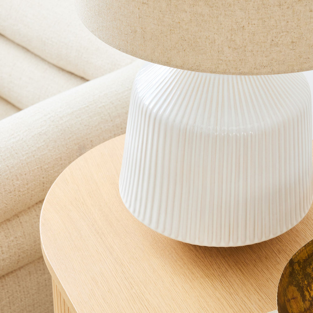 Ceruna Mehrgrößen Keramik-Tischlampe mit Wellenmuster – Gemischte Materialien mit Leinen-Schirm für Wohnzimmer