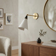 Applique murale minimaliste Oribelle – Applique contemporaine en métal pour espace intérieur