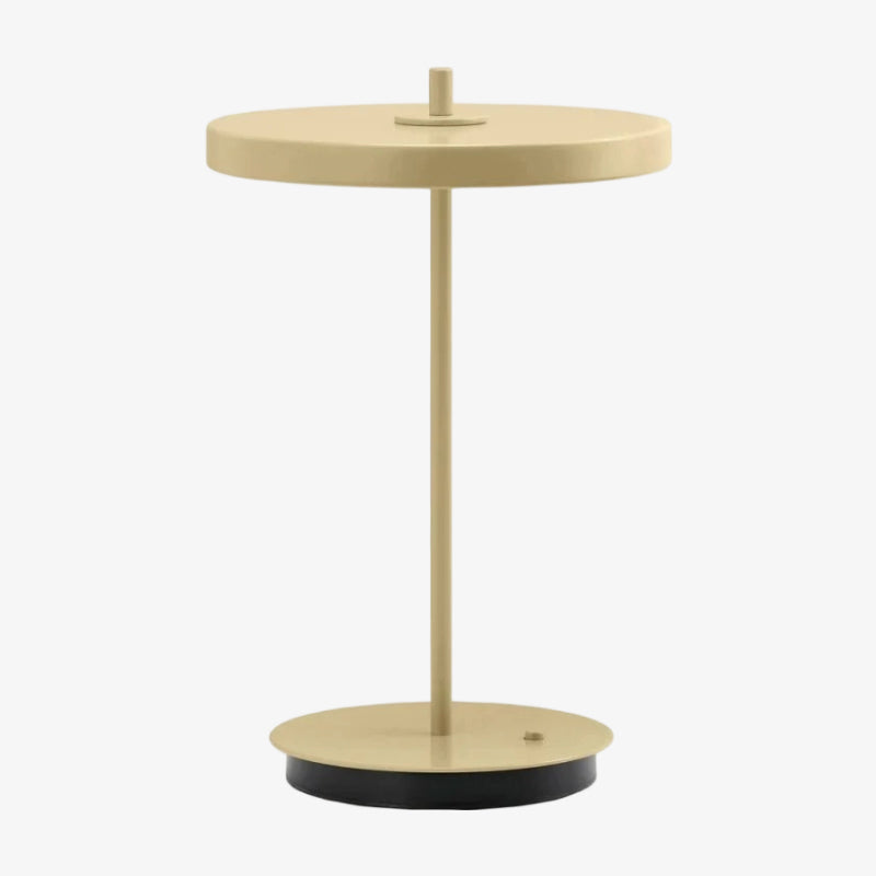 Lampe de table en métal minimaliste moderne sculpturale Astris pour salon et bureau