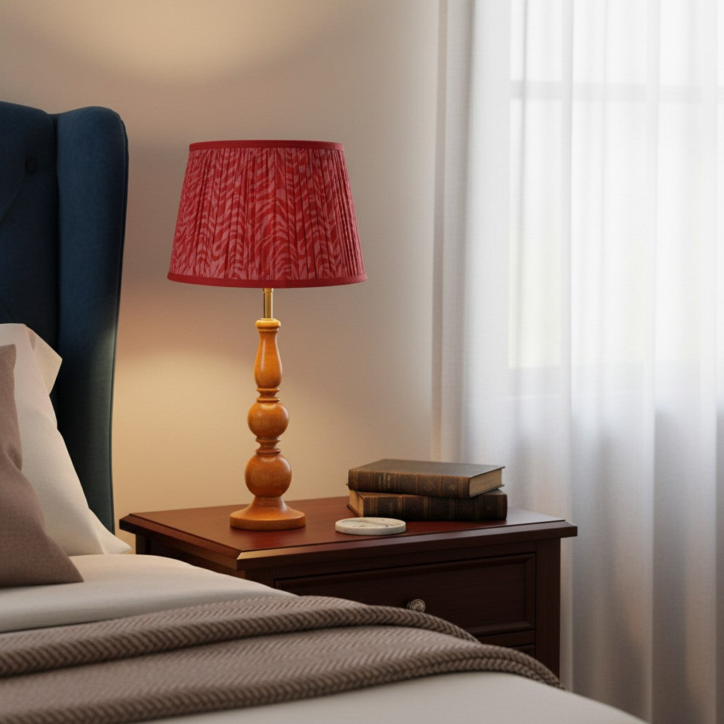 Lampe de table sculpturale Grainora avec base en grain de bois naturel et abat-jour en tissu pour intérieurs chaleureux