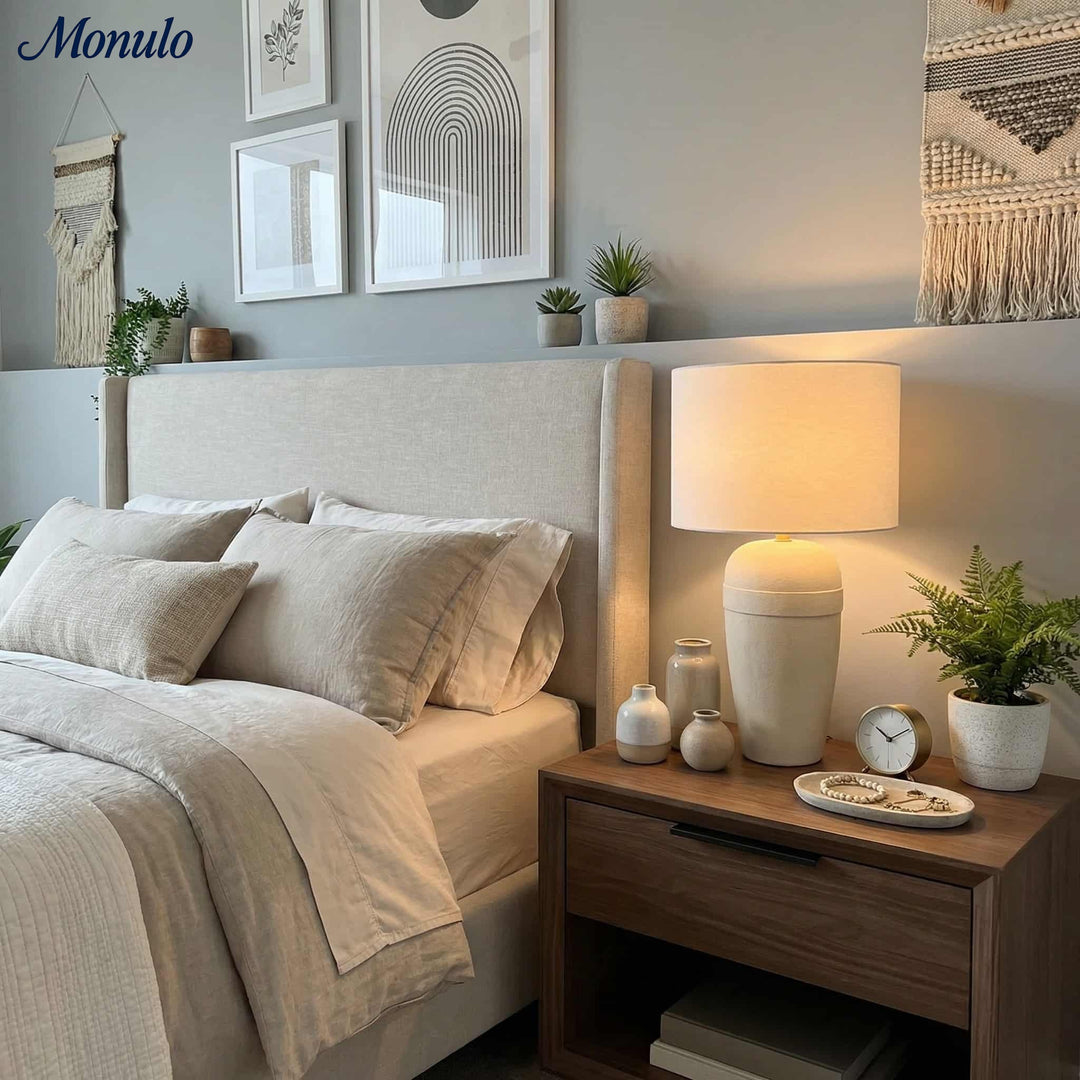 Lampe de table Ceruna à base en céramique texturée avec abat-jour en tissu - Éclairage moderne de chevet pour chambre à coucher