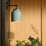 Cargar imagen en el visor de la Galería, Aplique de pared minimalista para exterior Hanton: aplique industrial de metal mate para espacios modernos
