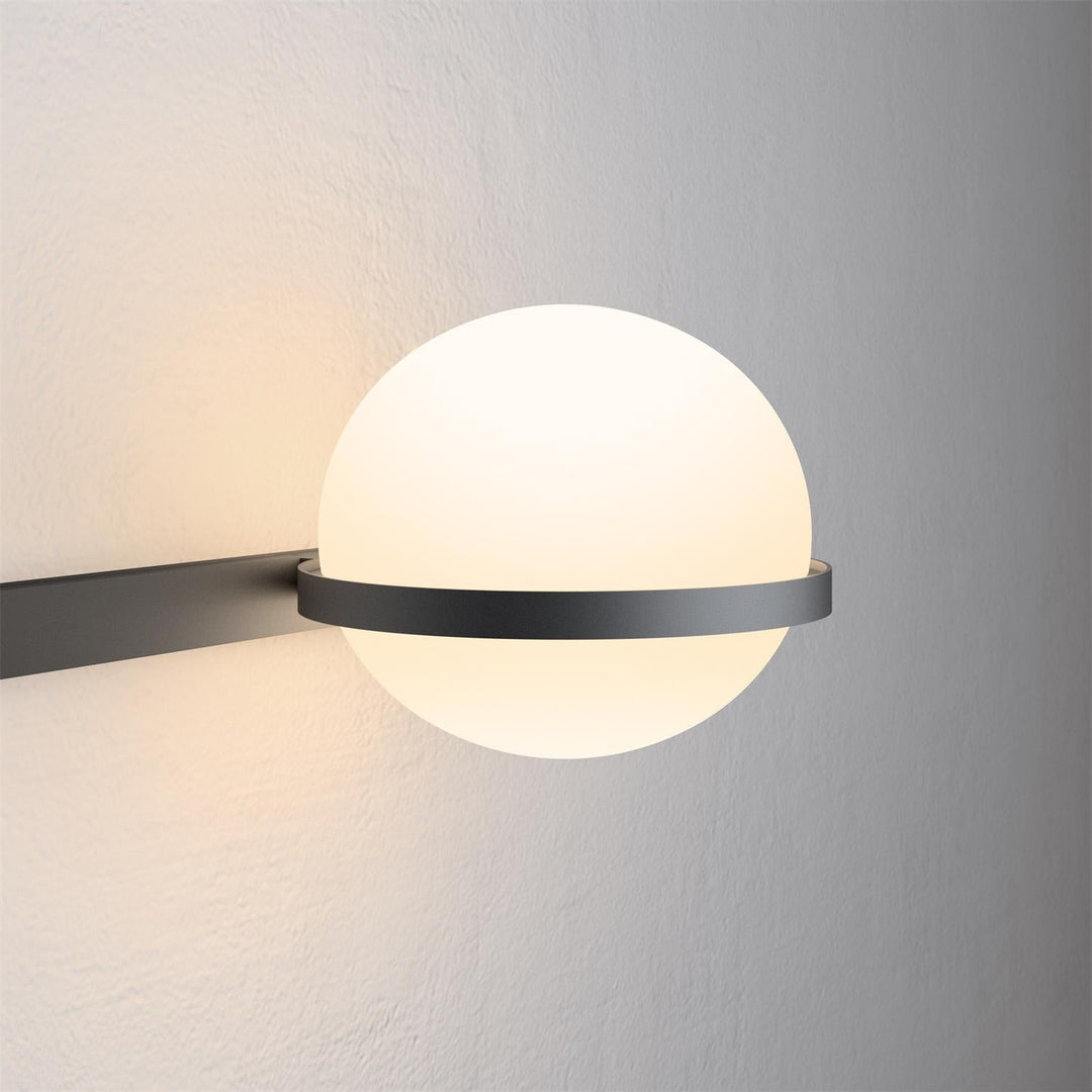 Applique murale minimaliste à abat-jour globe pour espaces intérieurs et extérieurs