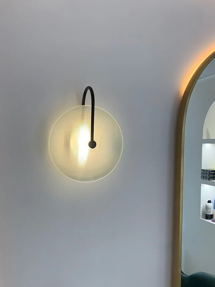 Moderne Glas-Wandleuchte – Gerippte Glasleuchte mit Scheiben-Wandhalterung