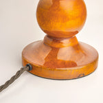 Charger l'image dans la visionneuse de galerie, Lampe de table sculpturale Grainora avec base en grain de bois naturel et abat-jour en tissu pour intérieurs chaleureux