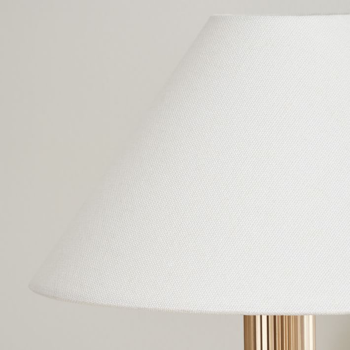 Aplique de pared Diora: moderna lámpara de latón con elegante pantalla