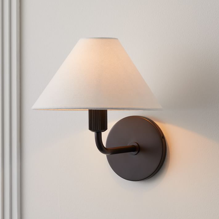 Aplique de pared Diora: moderna lámpara de latón con elegante pantalla