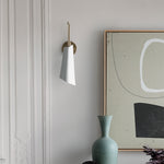 Cargar imagen en el visor de la Galería, Aplique de pared elegante Orovia: cerámica, vidrio y metal, latón champán
