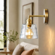 Aplique de pared de vidrio ondulado con latón