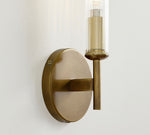 Cargar imagen en el visor de la Galería, Aplique de pared de tubo de vidrio Bravira - Iluminación clásica de tubo de latón acanalado
