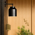 Cargar imagen en el visor de la Galería, Aplique de pared minimalista para exterior Hanton: aplique industrial de metal mate para espacios modernos
