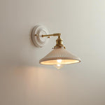 Cargar imagen en el visor de la Galería, Lámpara de pared vintage de cerámica japonesa de latón con una luz
