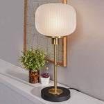 Cargar imagen en el visor de la Galería, Lámpara de mesa Pelviona de cristal acanalado - Base de latón y metal negro - Imprescindible para decorar tu hogar
